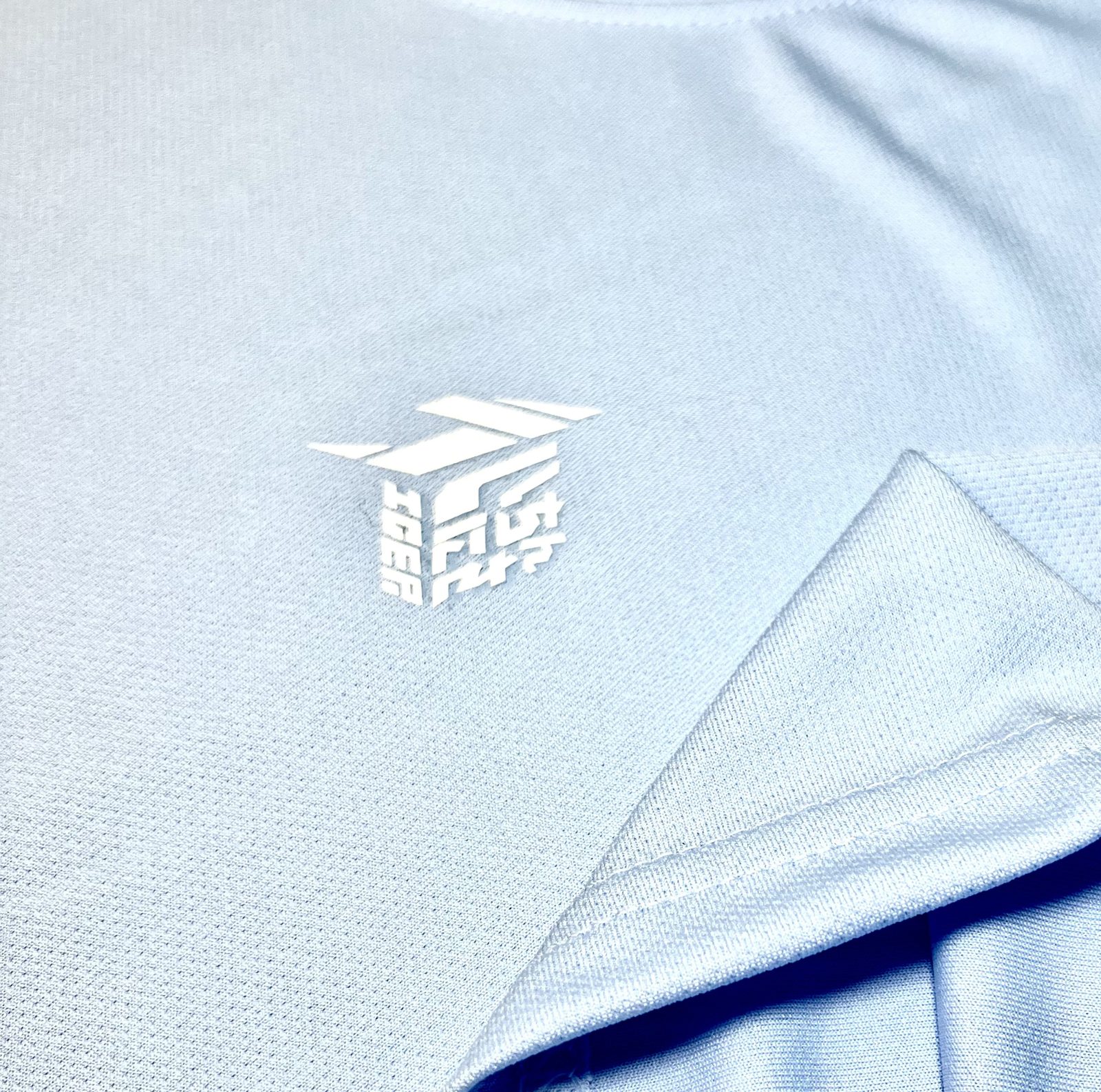經典款淺藍色網眼排汗布與白色抖粉轉印 Logo 近拍